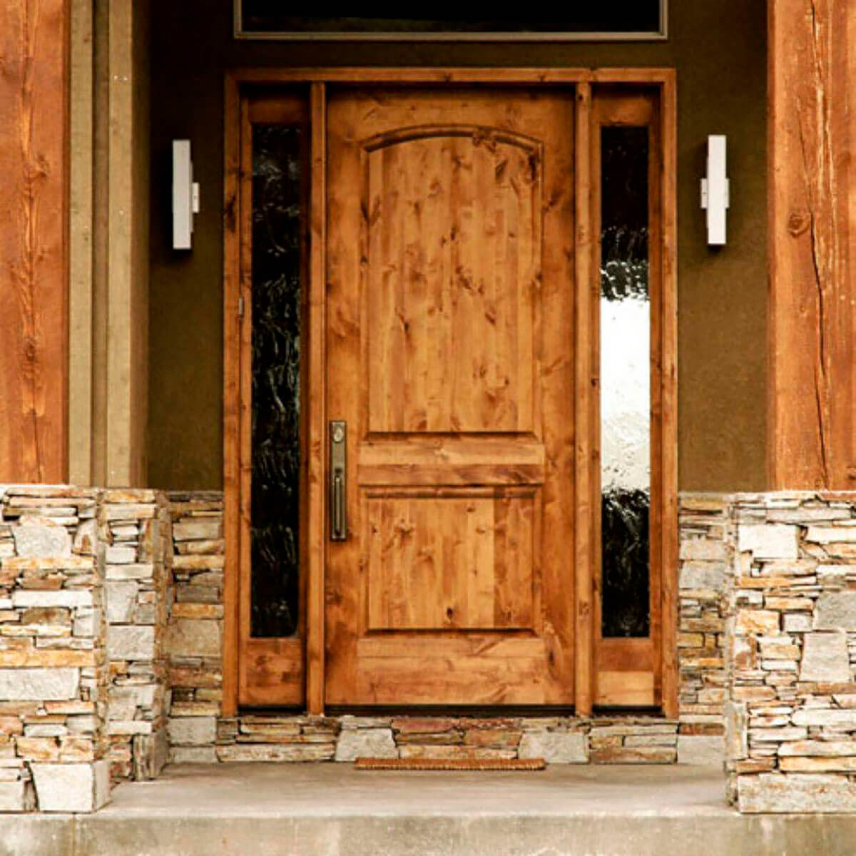 Сделать входную дверь в дом. Деревянная дверь. Дверь входная деревянная. Входная дверь в деревянный дом. Двери в деревенском стиле.